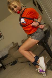 www.collegecaptures.com - Whitney Morgan: Reminding you the Gators suck thumbnail
